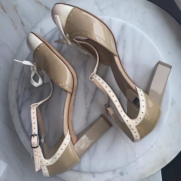 $800 Dolce&Gabbana D&G White Beige Nude Patent Leather Chunky Heels Bow 39 8 New - Picture 2 of 12